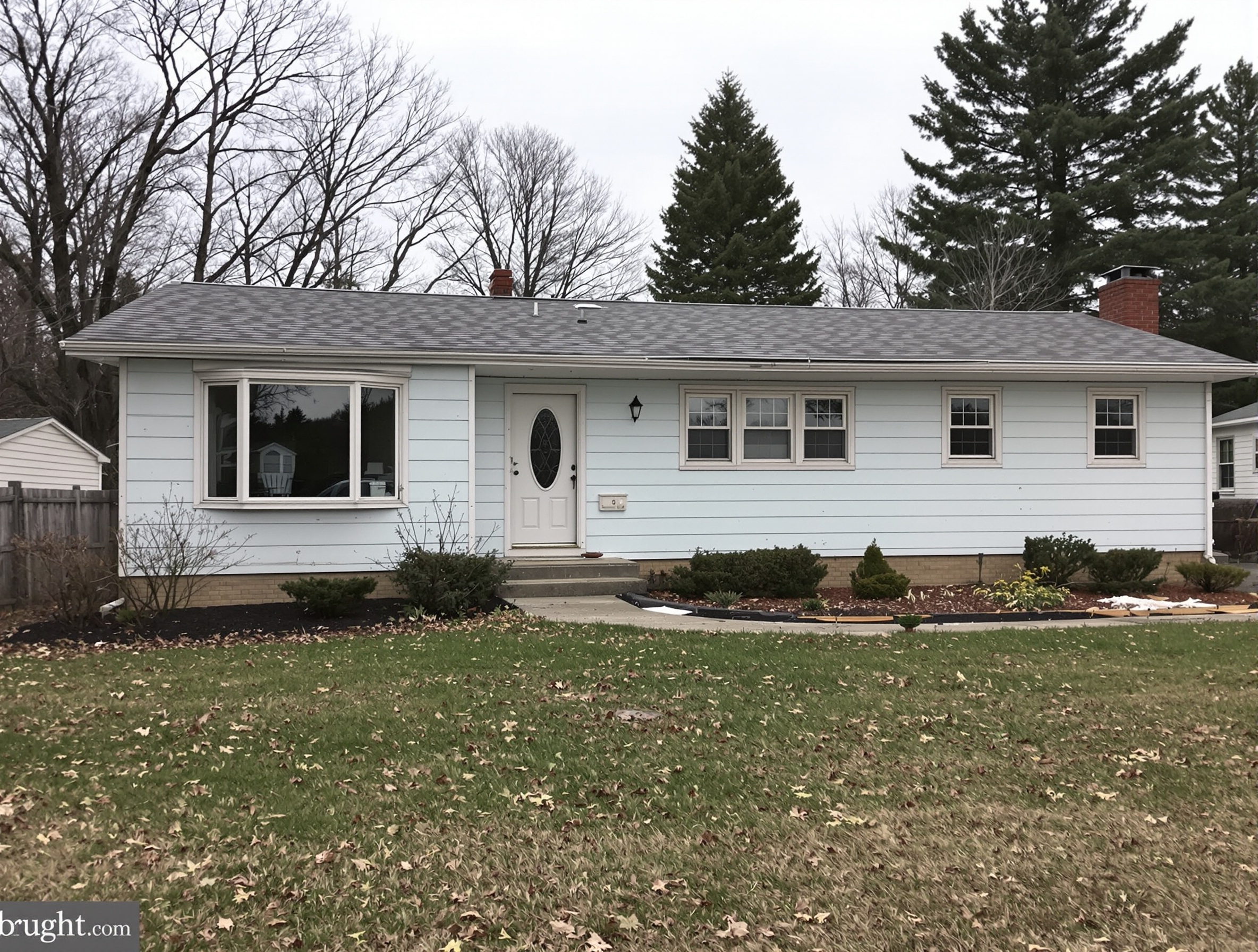 Raised ranch in Smithtown with aging aluminum siding