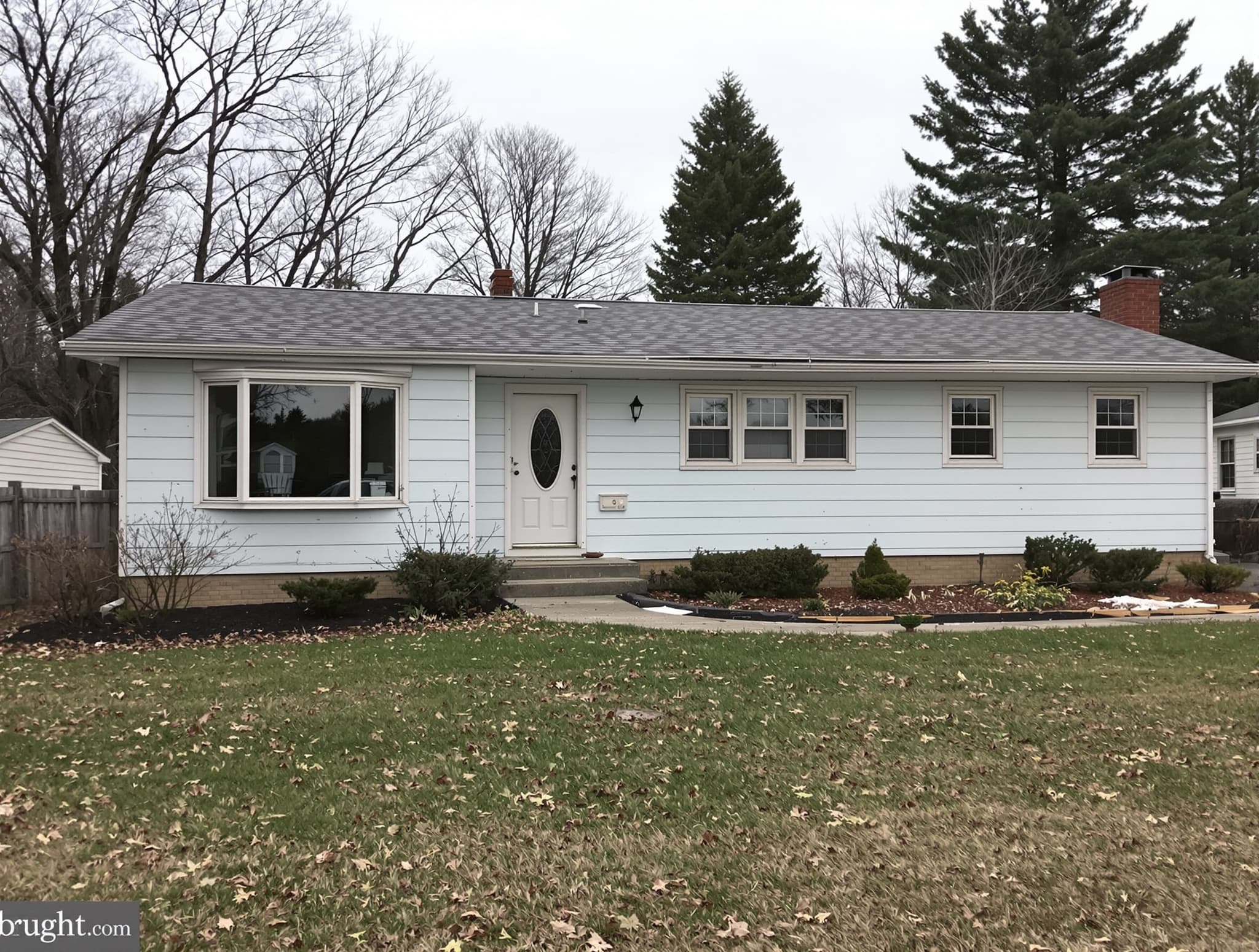 Raised ranch in Smithtown with aging aluminum siding