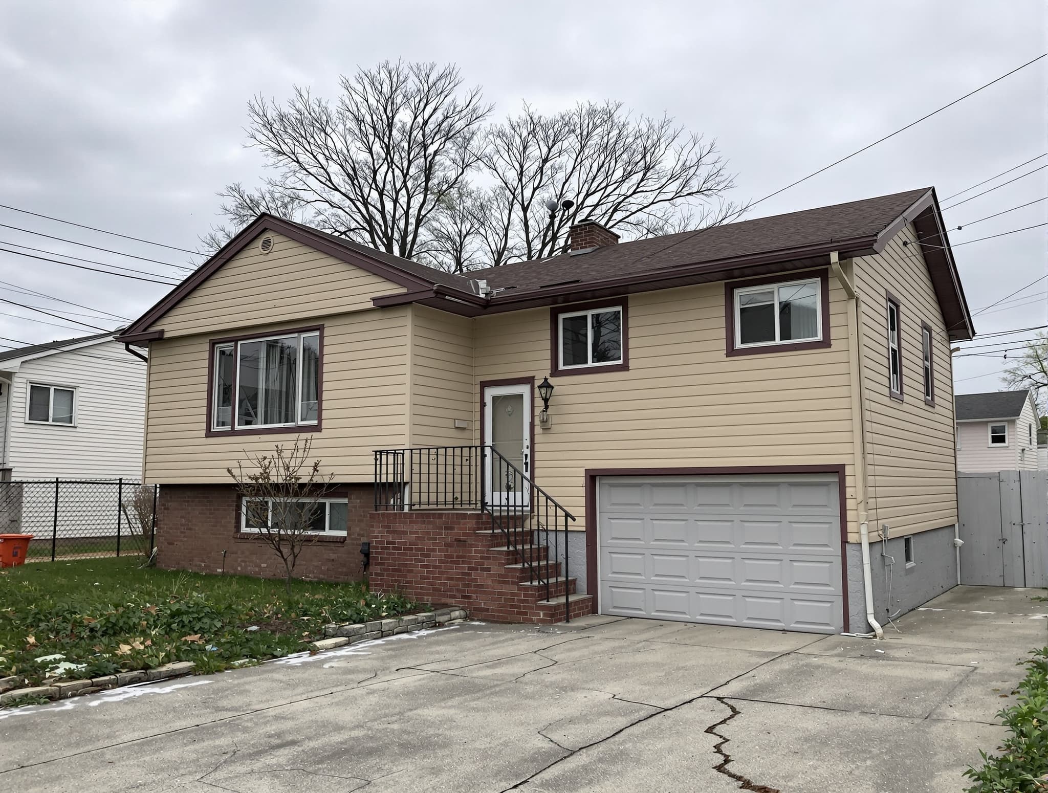 Suffolk hi-ranch with chipped vinyl and faded trim